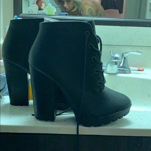 black ankle boots with chunky heel 💕
